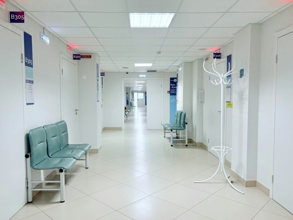 Lichte gang in een medisch centrum met bankjes
